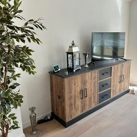 Apartment Aan Zee En Stad, Super Locatie En Volledig Gerenoveerd!